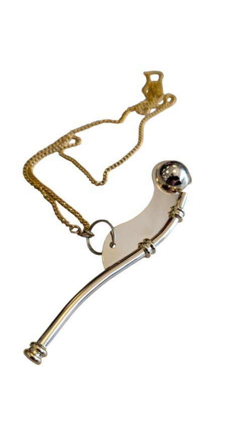 Gwizdek bosmański mosiężny z łańcuszkiem – klasyczne narzędzie sygnalizacyjne