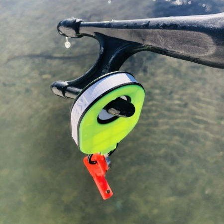 Pływający brelok POMARAŃCZOWY umożliwiające łatwą identyfikację kluczy