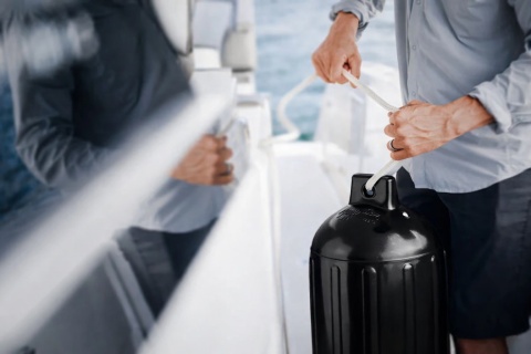 Odbijacz POLYFORM G-5 czarny 688 x 216 mm