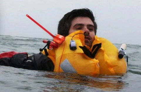 FastFind CREW1 AIS MOB zamontowany na kamizelce ratunkowej pneumatycznej