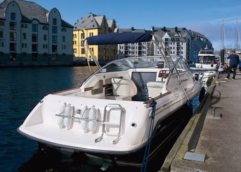 Polyform Norway Typ G biały podczas cumowania biały odbijacz chroniący burtę