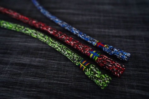 Utwardzana końcówka liny żeglarskiej z kolorowym zaplotem