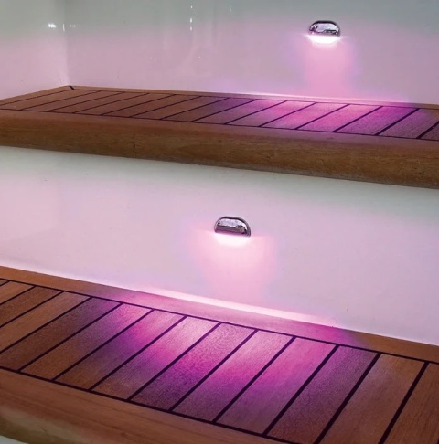 Kolorowe podświetlenie stopni jachtowych lampami HELLA Marine APELO RGB”
