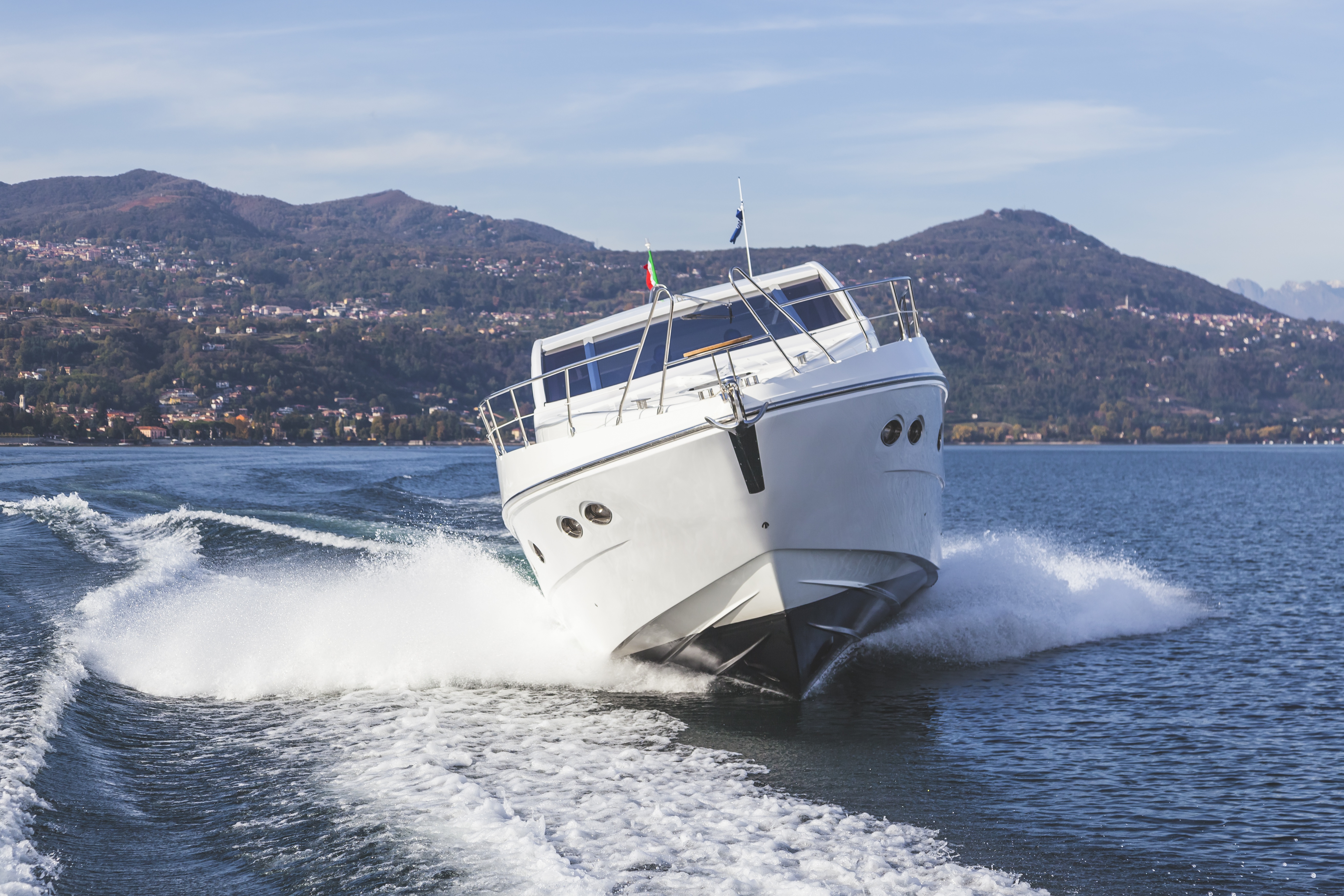 Jak dobrać odpowiedni układ kierowniczy do łodzi? Poradnik żeglarza i motorowodniaka