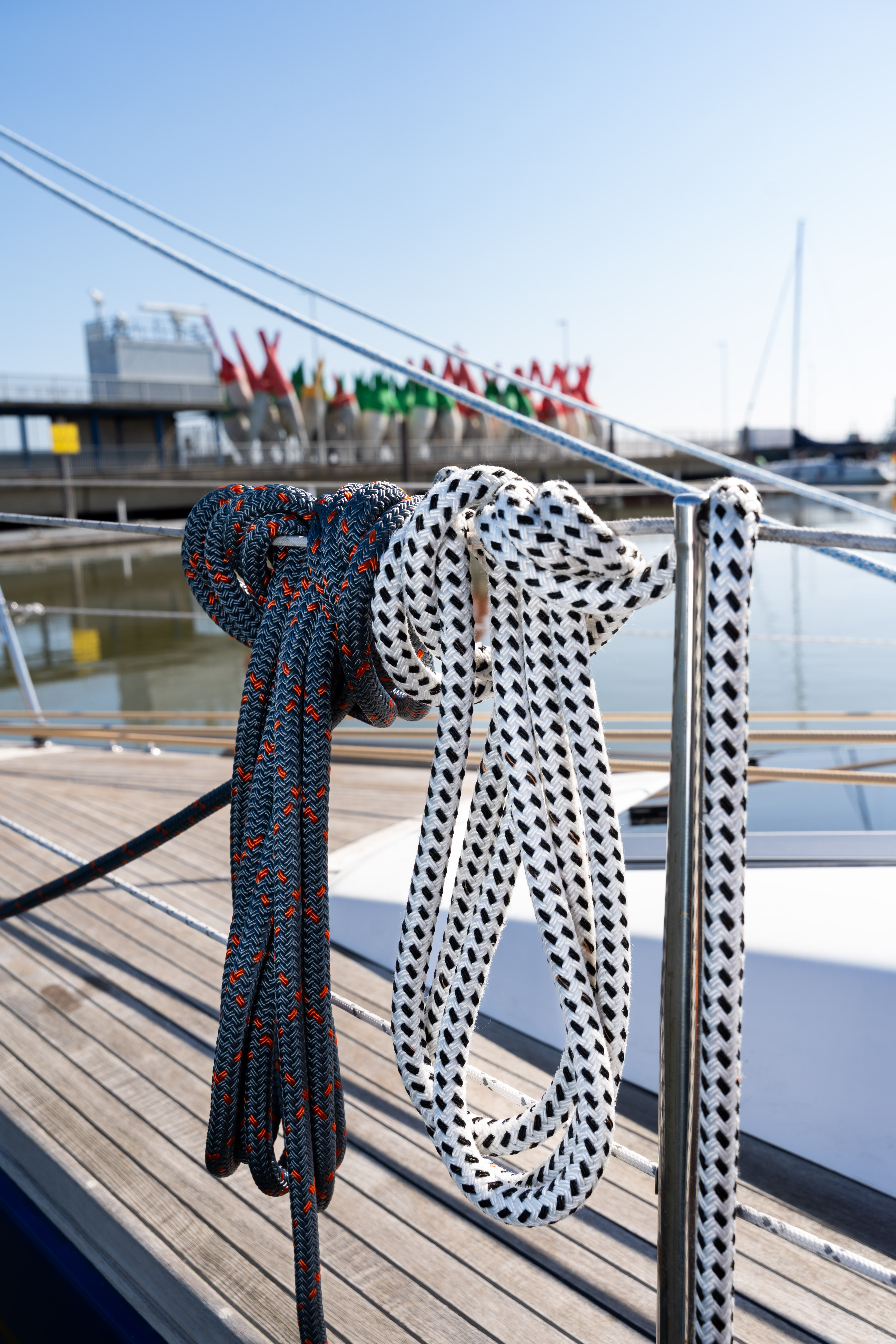 Liny cumownicze na jacht – jak wybrać odpowiednie do bezpiecznego cumowania przed sezonem?